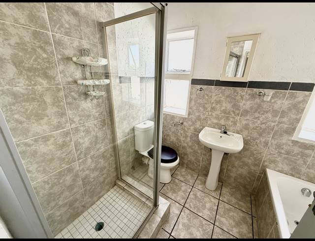 2 BEDROOM APARTMENT TO LET IN WINDSOR EAST